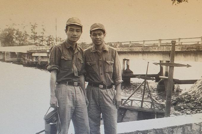 Anh Vũ Duy Thông (trái) khi đang là phóng viên chiến trường. Anh Vũ Duy Thông (trái) khi đang là phóng viên chiến trường.