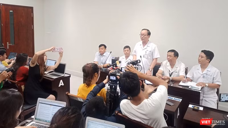 Đại diện Bệnh viện Nhi Trung ương thông tin về sức khỏe của bé L. ngày 16/9