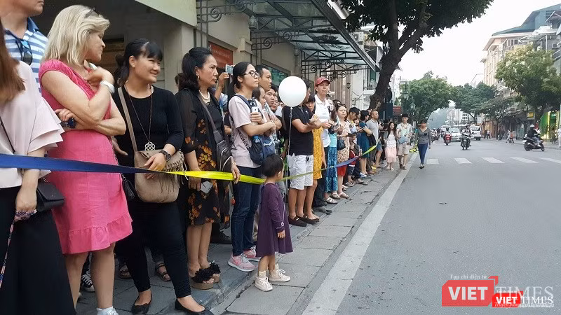 Tổng thống Trump đến Hà Nội, người dân đổ ra đường chào đón ảnh 8