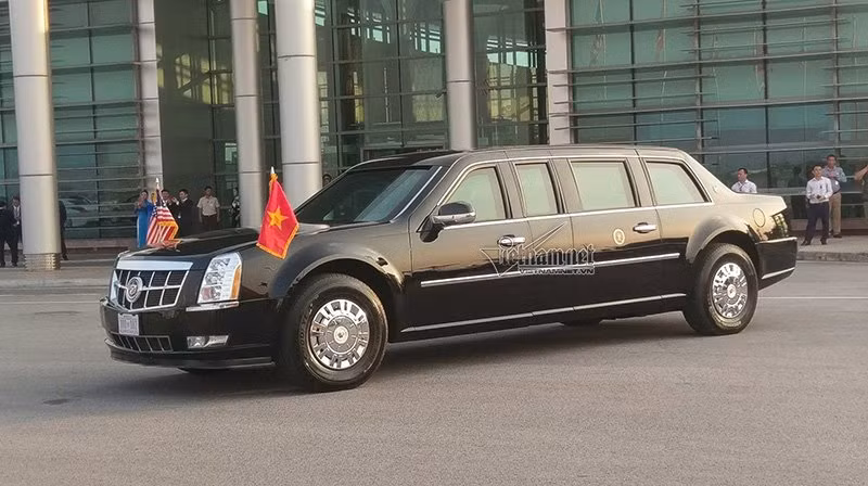 Siêu xe Cadillac One chở Tổng thống Mỹ đã sẵn sàng chờ đón ở sân bay Nội Bài.