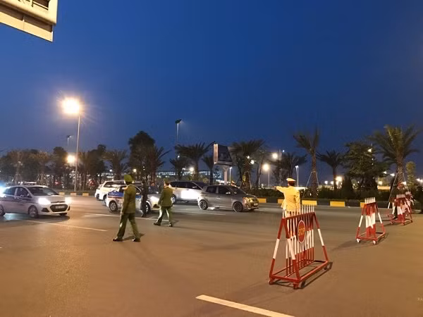 Tổng thống Trump đến Hà Nội, người dân đổ ra đường chào đón ảnh 7