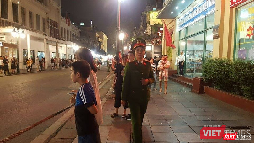 Tổng thống Trump đến Hà Nội, người dân đổ ra đường chào đón ảnh 6