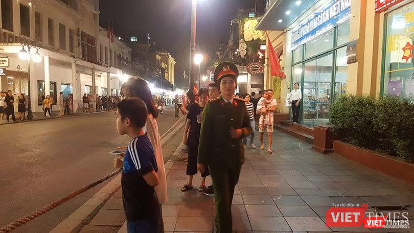 Tổng thống Trump đến Hà Nội, người dân đổ ra đường chào đón ảnh 6