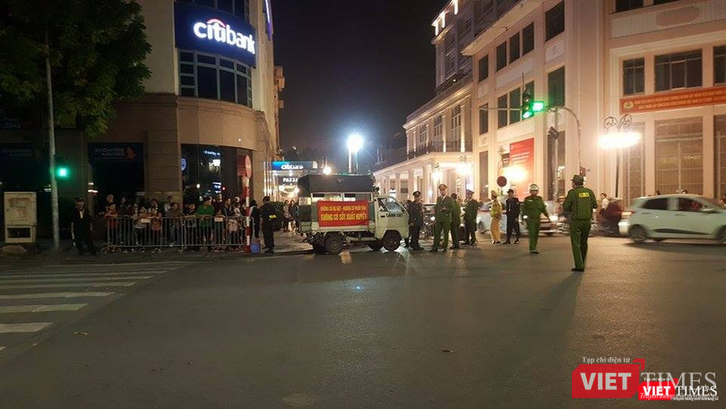 Tổng thống Trump đến Hà Nội, người dân đổ ra đường chào đón ảnh 5