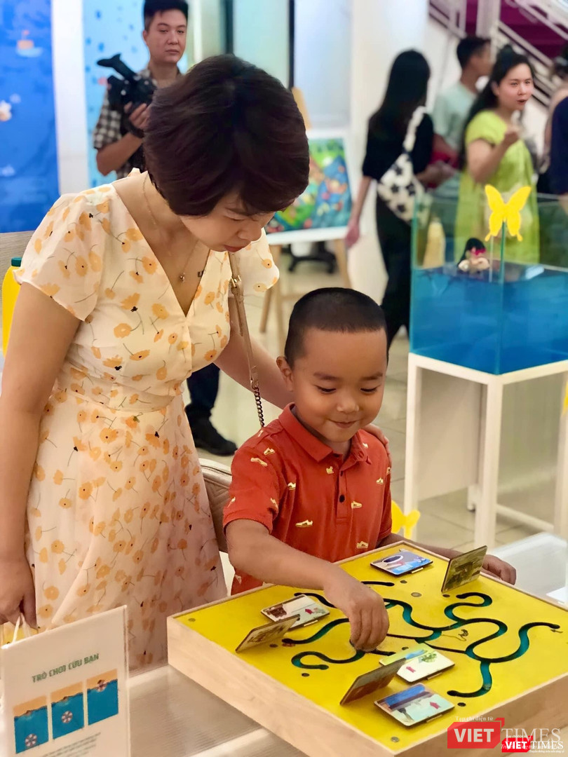 Các cháu nhỏ hào hứng tham gia trò chơi trong chương trình. Các cháu nhỏ hào hứng tham gia trò chơi trong chương trình.