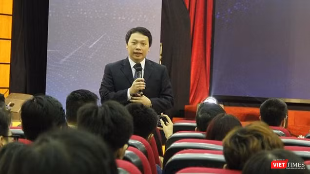 Thứ trưởng Bộ TT&TT Nguyễn Huy Dũng trao đổi tại lễ công bố cuộc thi Tìm kiếm giải pháp Chuyển đổi số Quốc gia 2022.