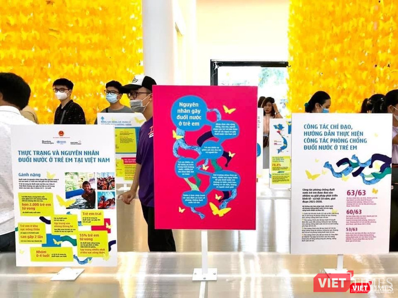 Các tài liệu, hiện vật được trưng bày trên nền vàng của sắp đặt đặc biệt, được tạo tác từ hàng ngàn cánh bướm. Các tài liệu, hiện vật được trưng bày trên nền vàng của sắp đặt đặc biệt, được tạo tác từ hàng ngàn cánh bướm.