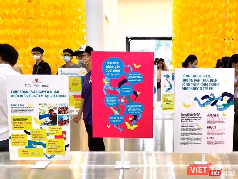 Các tài liệu, hiện vật được trưng bày trên nền vàng của sắp đặt đặc biệt, được tạo tác từ hàng ngàn cánh bướm.