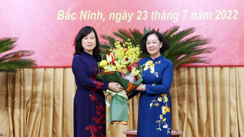 Trưởng Ban Tổ chức Trung ương Trương Thị Mai tặng hoa chúc mừng Quyền Bộ trưởng Bộ Y tế Đào Hồng Lan. Ảnh: UBND tỉnh Bắc Ninh.