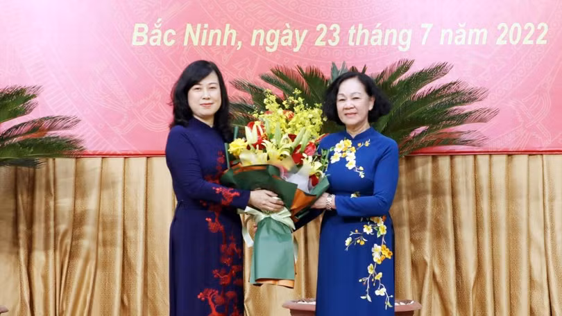 Trưởng Ban Tổ chức Trung ương Trương Thị Mai tặng hoa chúc mừng Quyền Bộ trưởng Bộ Y tế Đào Hồng Lan. Ảnh: UBND tỉnh Bắc Ninh. Trưởng Ban Tổ chức Trung ương Trương Thị Mai tặng hoa chúc mừng Quyền Bộ trưởng Bộ Y tế Đào Hồng Lan. Ảnh: UBND tỉnh Bắc Ninh.