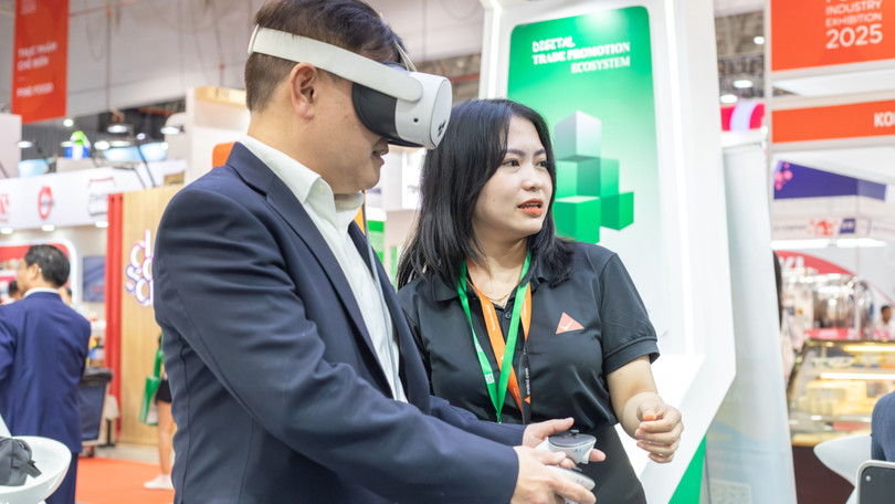 Công nghệ VR giúp khách tham quan “dạo bước” giữa các gian hàng ảo của Vietnam Foodexpo 2025.