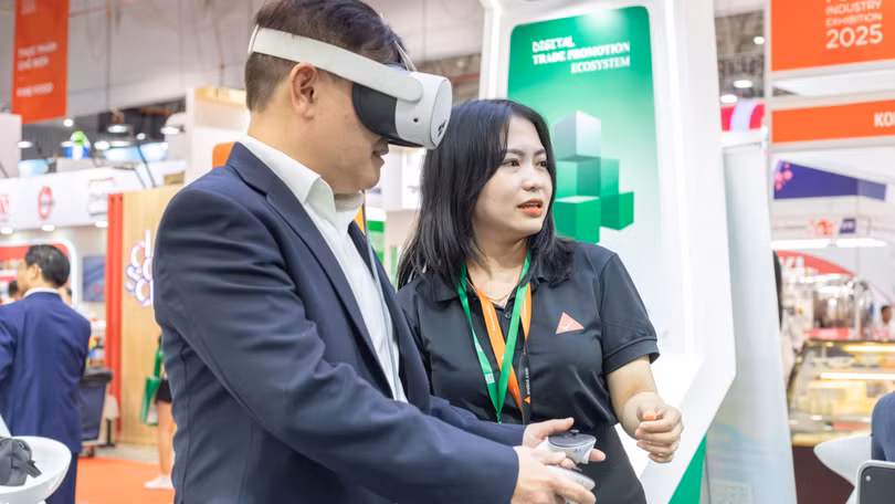 Công nghệ VR giúp khách tham quan “dạo bước” giữa các gian hàng ảo của Vietnam Foodexpo 2025.