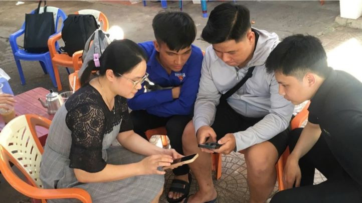 Tổ Công nghệ số cộng đồng giúp các hộ kinh doanh đăng ký nhanh chóng và vận hành dịch vụ số như website, email gắn với tên miền quốc gia .vn. Ảnh: VNNIC.