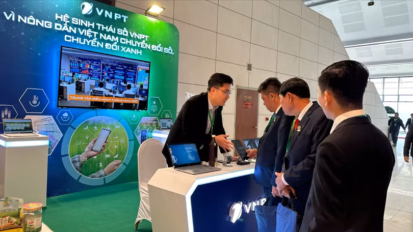 Đại diện VNPT giới thiệu về các tính năng của App Nông dân Việt Nam giúp tối ưu công tác quản lý hội viên trên toàn quốc một cách hiệu quả.