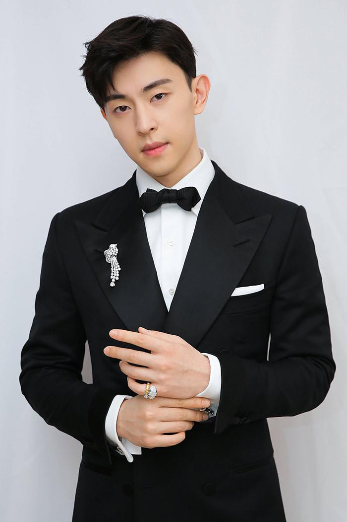 Đặng Luân lên hotsearch vì trốn thuế. (Ảnh: Weibo)