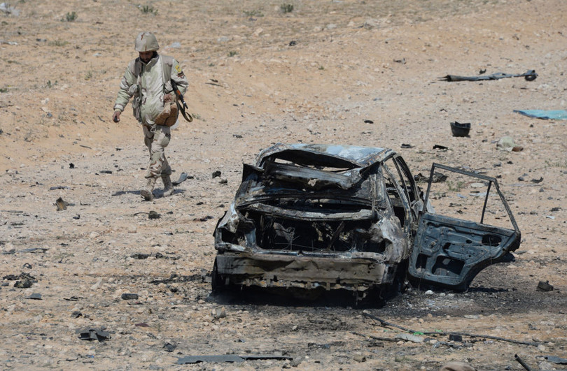 Một chiến sĩ đội dân quân Chim ưng sa mạc ở cửa ngõ Palmyra 