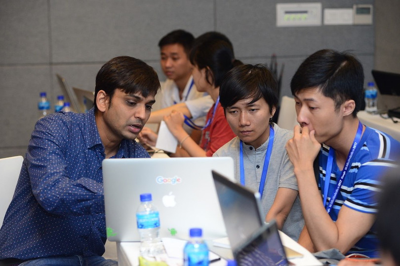 Hình ảnh quen thuộc trong các cuộc thi dạng này là các thành viên sẽ code “xuyên màn đêm”. Ảnh minh hoạ: Vietnam Mobile Hackathon