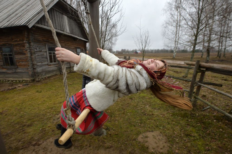 Ấn tượng trong tuần: Trẻ tị nạn, thời trang nội y và “ở truồng” trượt tuyết ảnh 5