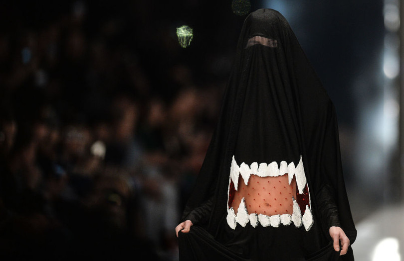 Ấn tượng trong tuần: Trẻ tị nạn, thời trang nội y và “ở truồng” trượt tuyết ảnh 9