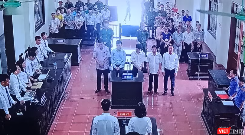 Các bị cáo và những người tham gia tố tụng lắng nghe chủ tọa đọc cáo trạng, tóm tắt vụ án.