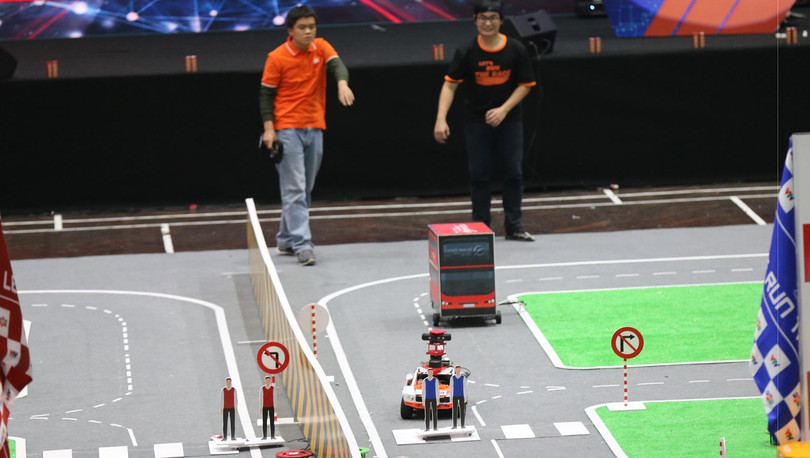 Chiếc xe tự lái đứng trước thách thức lớn nhất của cuộc thi: Nhường đường cho người đi bộ.