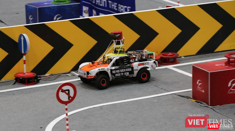 Mô hình xe tự hành có thể đạt vận tốc 50km/h, kích thước bằng 1/7 chiếc ô tô thật. Mô hình xe tự hành có thể đạt vận tốc 50km/h, kích thước bằng 1/7 chiếc ô tô thật.