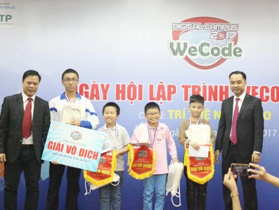 Ông Nguyễn Thế Trung, Chủ tịch HĐQT Công ty DTT Eduspec và ông Nguyễn Văn Cường, Phó trưởng ban Ban quản lý khu công nghệ cao Hòa Lạc - Bộ KH&CN trao giải Vô địch WeCode quốc gia 2017 cho 4 thí sinh