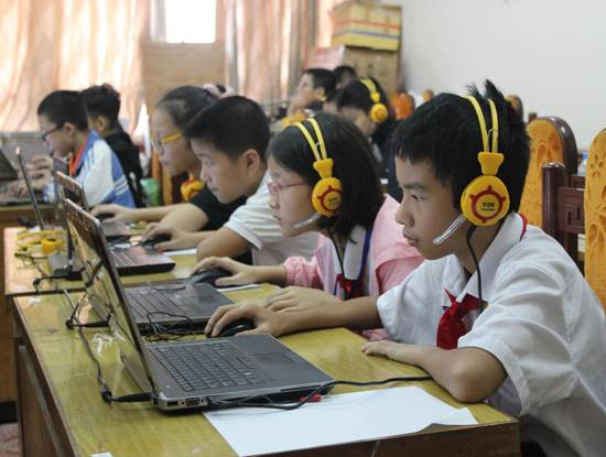 Học sinh làm bài thi tại Ngày hội lập trình WeCode quốc gia 2017 được tổ chức hôm nay, 21/10/2017 tại Hà Nội. Ảnh: L.Anh