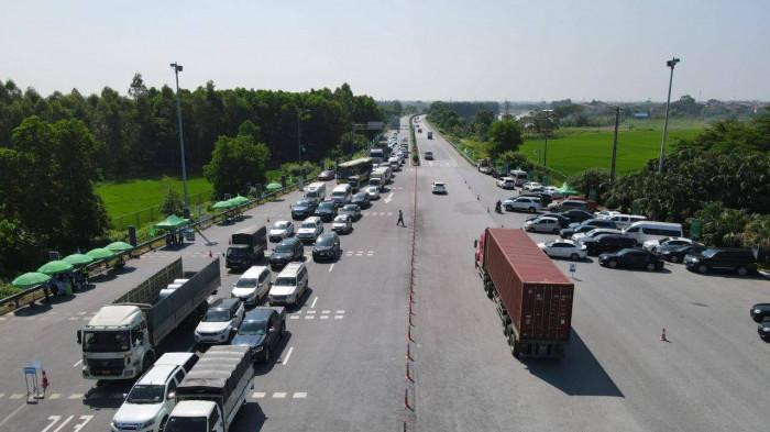 Các phương tiện hướng Hà Nội đi Lào Cai ùn ứ nhẹ. Ảnh: Báo Giao thông