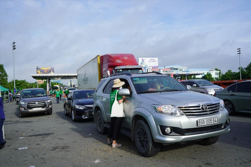 Ghi nhận tại điểm dán thẻ thu phí tự động VETC tại trạm Long Phước, rất đông xe tập trung ở đây để dán thẻ, nạp tiền và xử lý các sự cố khác. Ảnh: Báo Lao động.