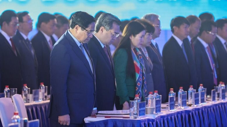 Thủ tướng và toàn thể Đại hội dành phút mặc niệm đồng bào tử vong do thiên tai -.jpg