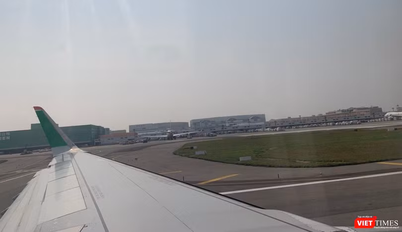 Liên tục phát hiện có người mắc COVID-19 trên các chuyến bay từ nước ngoài về Việt Nam. Ảnh: Anh Lê.