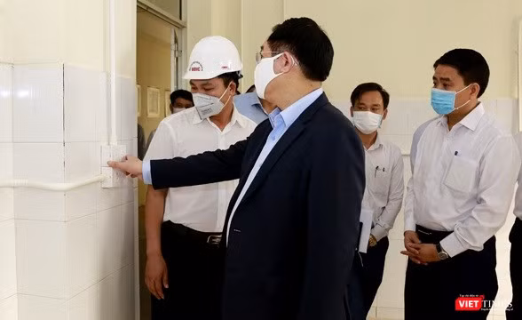 Bí thư Thành ủy Vương Đình Huệ kiểm tra tiến độ xây dựng bệnh viện dã chiến Mê Linh. 
