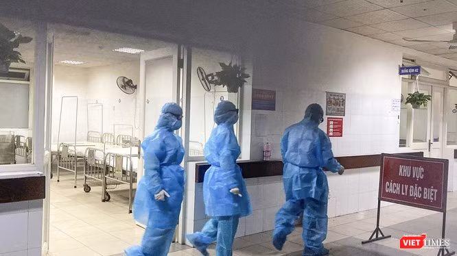 Bệnh viện Bạch Mai cho biết đã thực hiện khử khuẩn hàng ngày ngay từ những ngày đầu dịch. Ảnh: Minh Thúy.