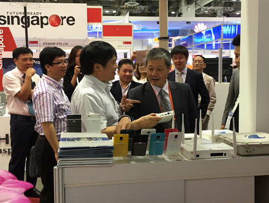 Thứ trưởng Bộ TT&TT Nguyễn Thành Hưng thăm gian hàng của đoàn Việt Nam tại CommunicAsia 2016.