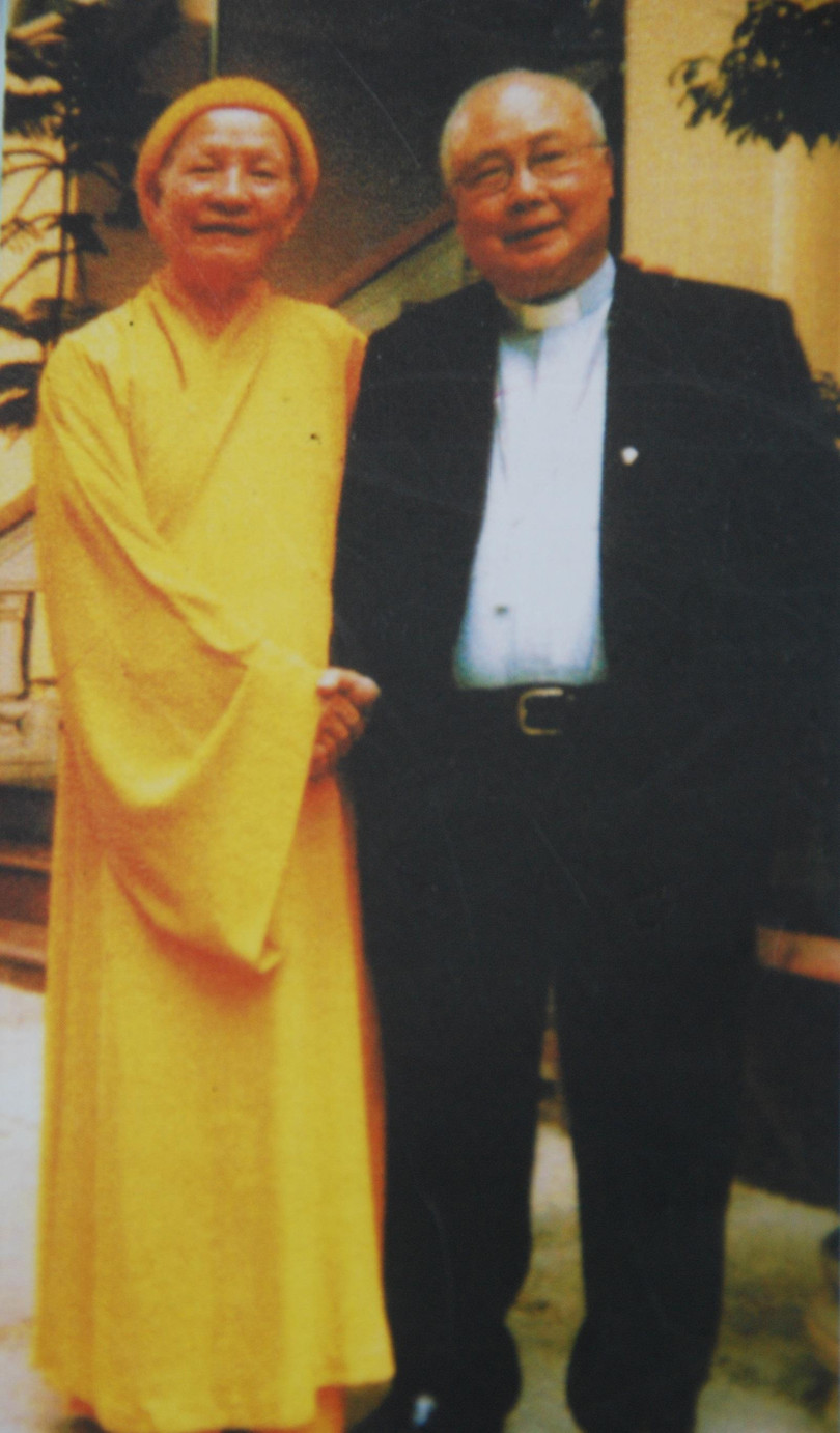 Đức Giám mục Nguyễn Văn Sang và Hòa thượng Thích Thanh Tứ