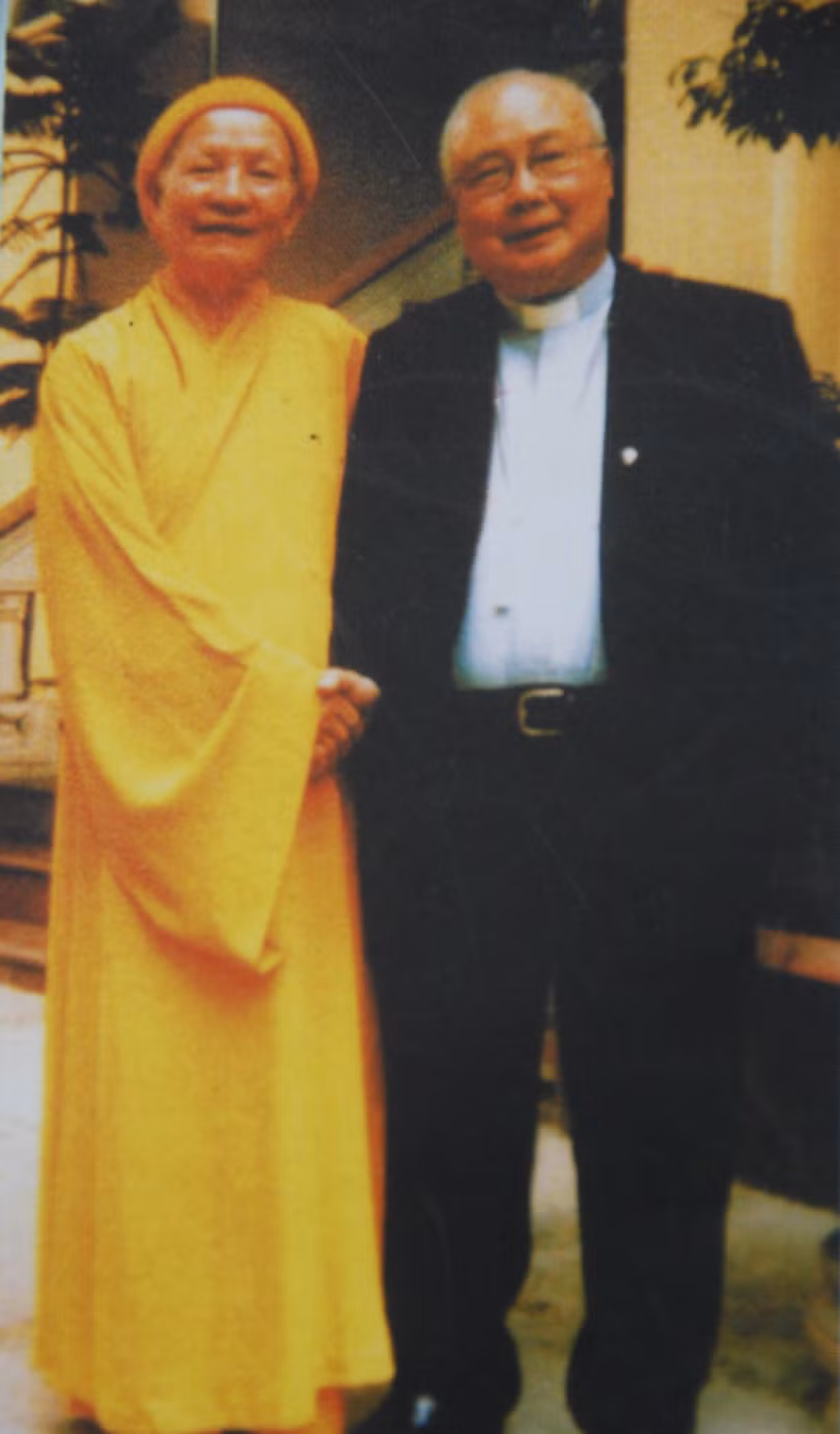 Đức Giám mục Nguyễn Văn Sang và Hòa thượng Thích Thanh Tứ