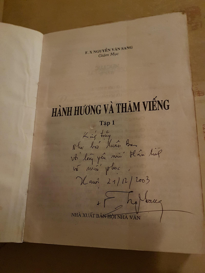 Một trong số những cuốn sách của Đức Giám mục Nguyễn Văn Sang và bút tích của ngài gửi tặng tác giả.