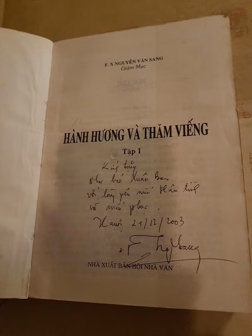 Một trong số những cuốn sách của Đức Giám mục Nguyễn Văn Sang và bút tích của ngài gửi tặng tác giả.