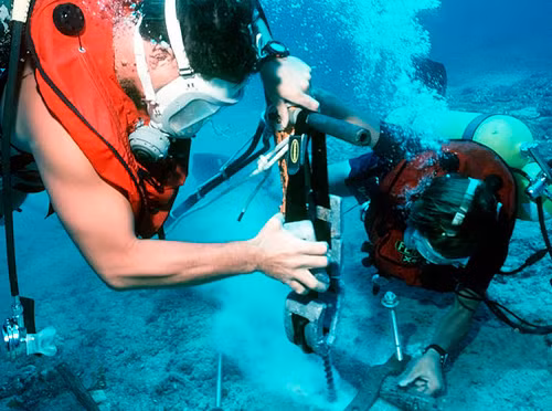 Tuyến cáp quang biển quốc tế AAG có tổng chiều dài 20.000 km và dung lượng thiết kế đạt đến 2 Terabit/giây. 