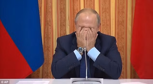 Tổng thống Nga Vladimir Putin ôm mặt cười. Ảnh: DailyMail