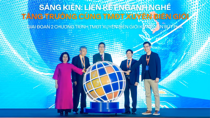 Bà Nguyễn Thị Minh Huyền (trái) trong lễ khởi động giai đoạn 2 của chương trình “TMĐT xuyên biên giới: Kỷ nguyên bứt phá”.