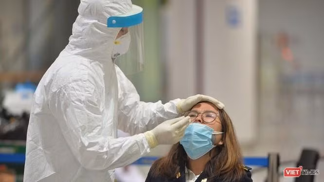 Chính phủ đặt mục tiêu tăng cường vận động người dân tiêm vaccine, đi từng ngõ, gõ từng nhà, rà từng người để triển khai việc tiêm vaccine bảo đảm tiến độ nhanh nhất có thể.