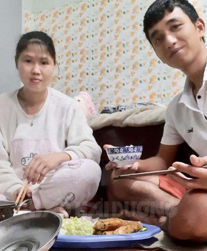 Quyết định xung phong đi chống dịch được vợ chồng anh Trưởng đưa ra nhanh chóng bên mâm cơm những ngày trước Tết.