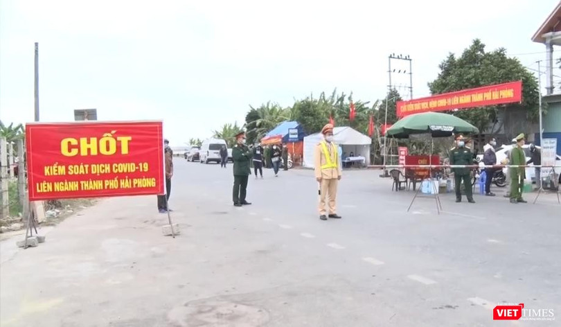 Nhiều địa phương thực hiện các biện pháp siết chặt quản lý người từ vùng dịch Hải Dương. Ảnh tại một chốt kiểm soát trên địa bàn Hải Phòng.