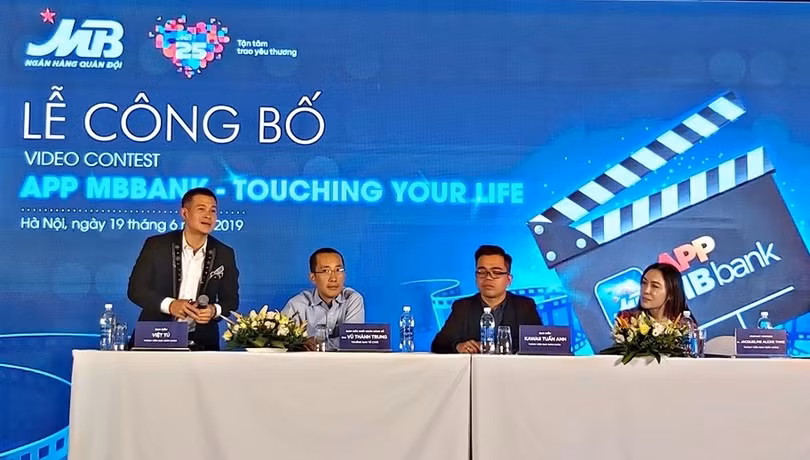 Đạo diễn Việt Tú (ngoài cùng bên trái) tham gia hội đồng giám khảo cuộc thi.