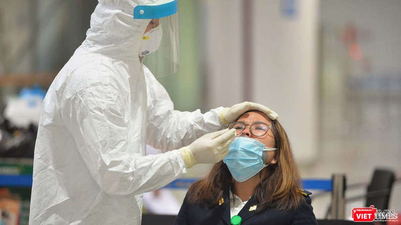 Nhân viên y tế lấy mẫu xét nghiệm (Ảnh: Hoàng Anh) 