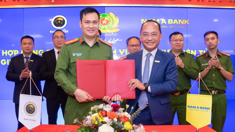Phó tổng giám đốc Nam A Bank Nguyễn Vĩnh Tuyên (phải) và Thiếu tá Phan Đức Hiệp - Phó Giám đốc Trung tâm RAR ký hợp tác xác thực điện tử qua VNeID.