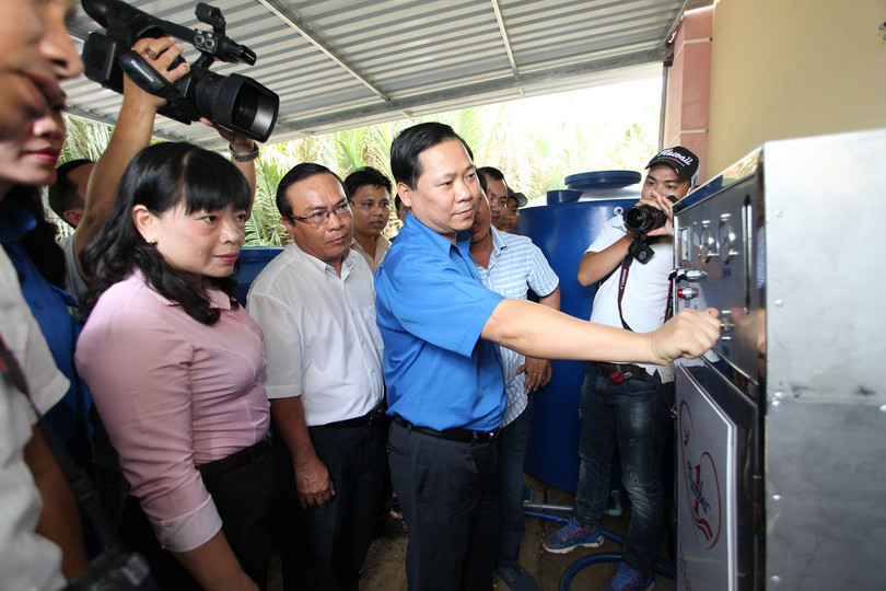 Ông Nguyễn Phi Long_Bí thư Trung ương Đoàn vận hành máy lọc nước mặn thành nước ngọt tại Tiền Giang.jpg Bỏ file này