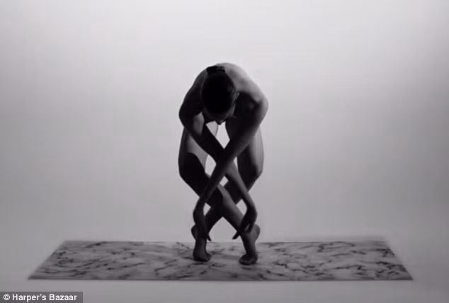 Video: Yoga khoả thân nghệ thuật hút hồn người xem ảnh 10